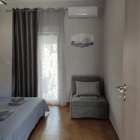 Elina House And Garden 度假居 *